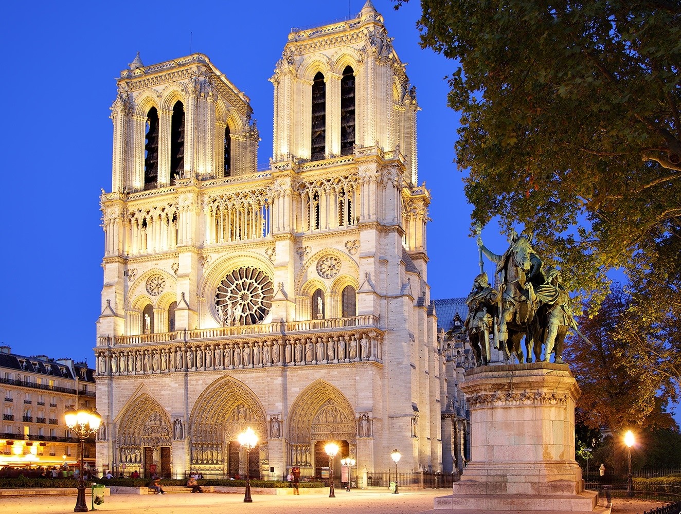 Paryžiaus katedros vietoje būta ne vienos šventovės