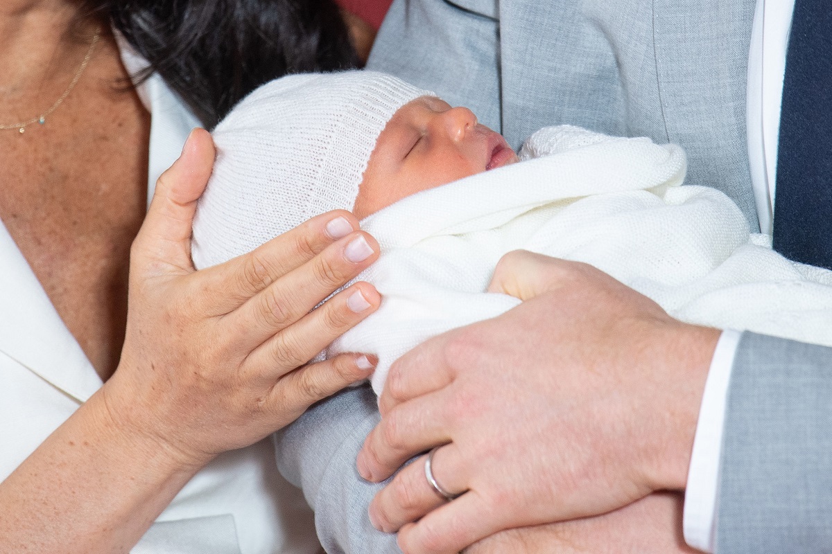 Pamatykite: Princas Haris ir Megan parodė visuomenei savo naujagimį sūnų ir atskleidė jo vardą