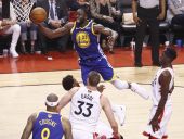 Netikėtumas NBA: finalas prasidėjo „Raptors“ pergale prieš galinguosius „Warriors“