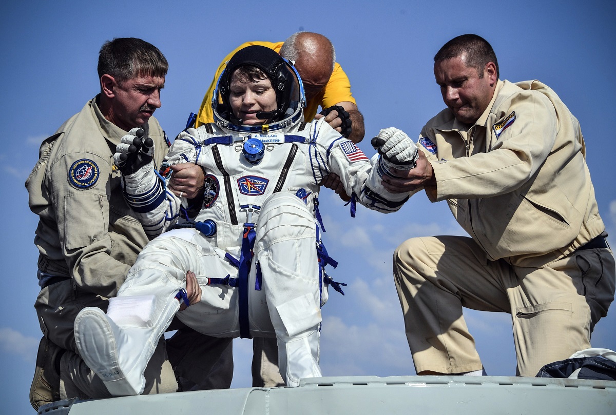 Kanados, Rusijos ir JAV astronautai saugiai grįžo į Žemę iš Tarptautinės kosminės stoties