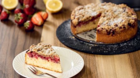 Šviežių braškių tortas su trupininiu viršumi (video)