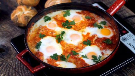 Kitoks pusryčių valgiaraštis – izraelietiška kiaušinienė šakšuka (video)