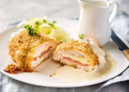 Gardūs vištienos suktinukai su sūriu ir kumpiu „Cordon Bleu“ (video)