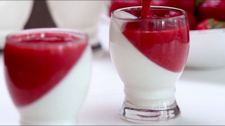 Vasaros malonumai: burnoje tirpstanti „Panna Cotta“ su braškių užpilu (video)