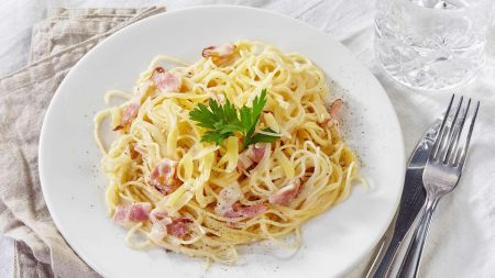 Itališkos tradicijos ant pietų stalo: spagečiai su „Carbonara” padažu (video)