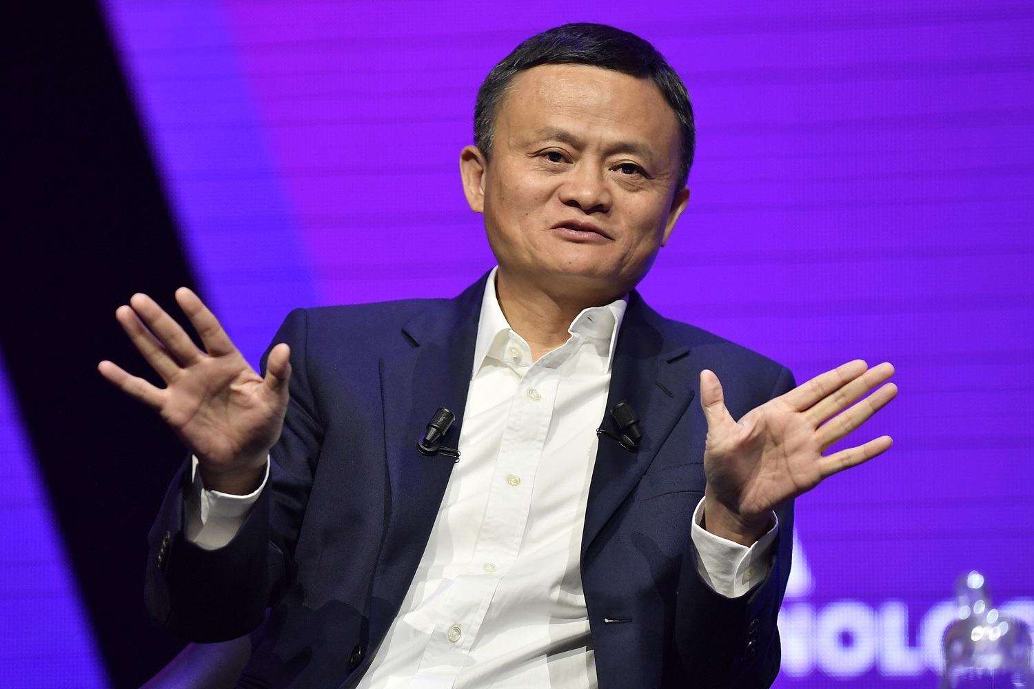 Turtingiausias Kinijos verslinkas J.Ma traukiasi iš internetinės prekybos milžinės „Alibaba“ Turtingiausias Kinijos verslinkas J.Ma traukiasi iš internetinės prekybos milžinės „Alibaba“
