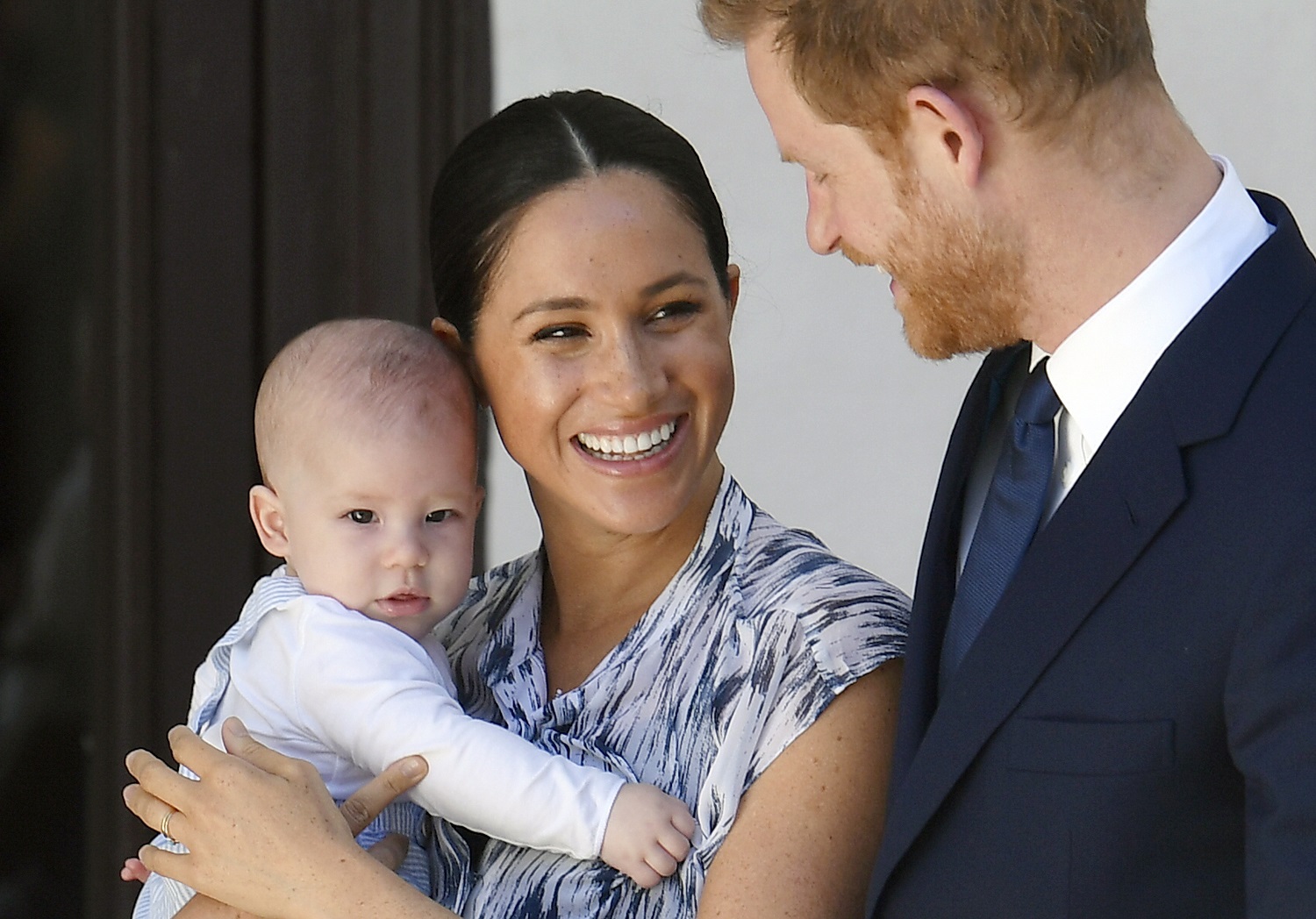 Princas Haris su žmona Meghan po ilgo laiko viešai parodė savo sūnelį Archį