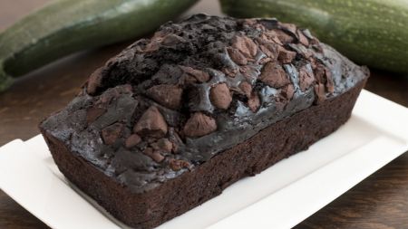 Neįprastas skanėstas – šokoladinis cukinijų pyragas (video)