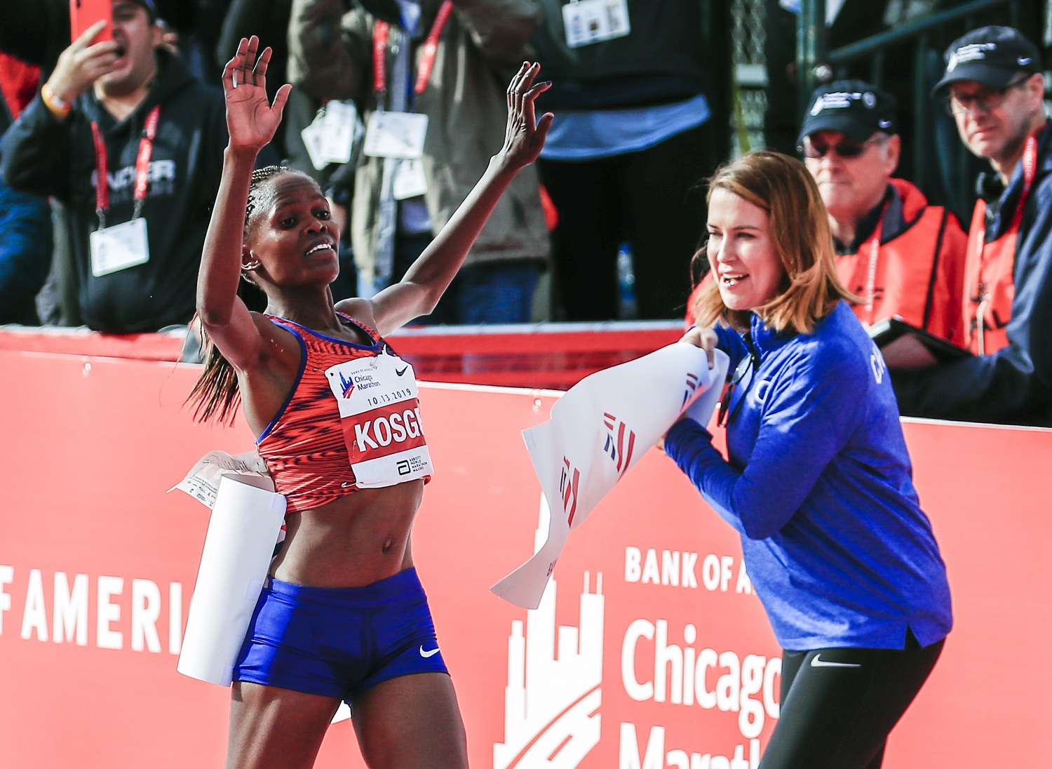 Kenijos bėgikė B.Kosgei pagerino pasaulio maratono rekordą Kenijos bėgikė B.Kosgei pagerino pasaulio maratono rekordą