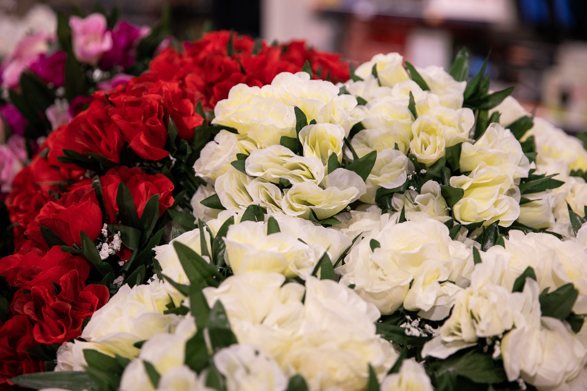 Dirbtinės gėlės – vis populiaresnės: kaip išsirinkti ir tinkamai prižiūrėti?