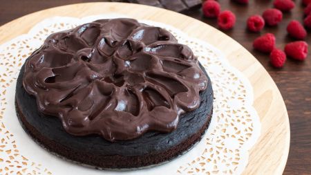 Saldumynų mėgėjams: šokoladinis pyragas su šokolado užpilu (video)