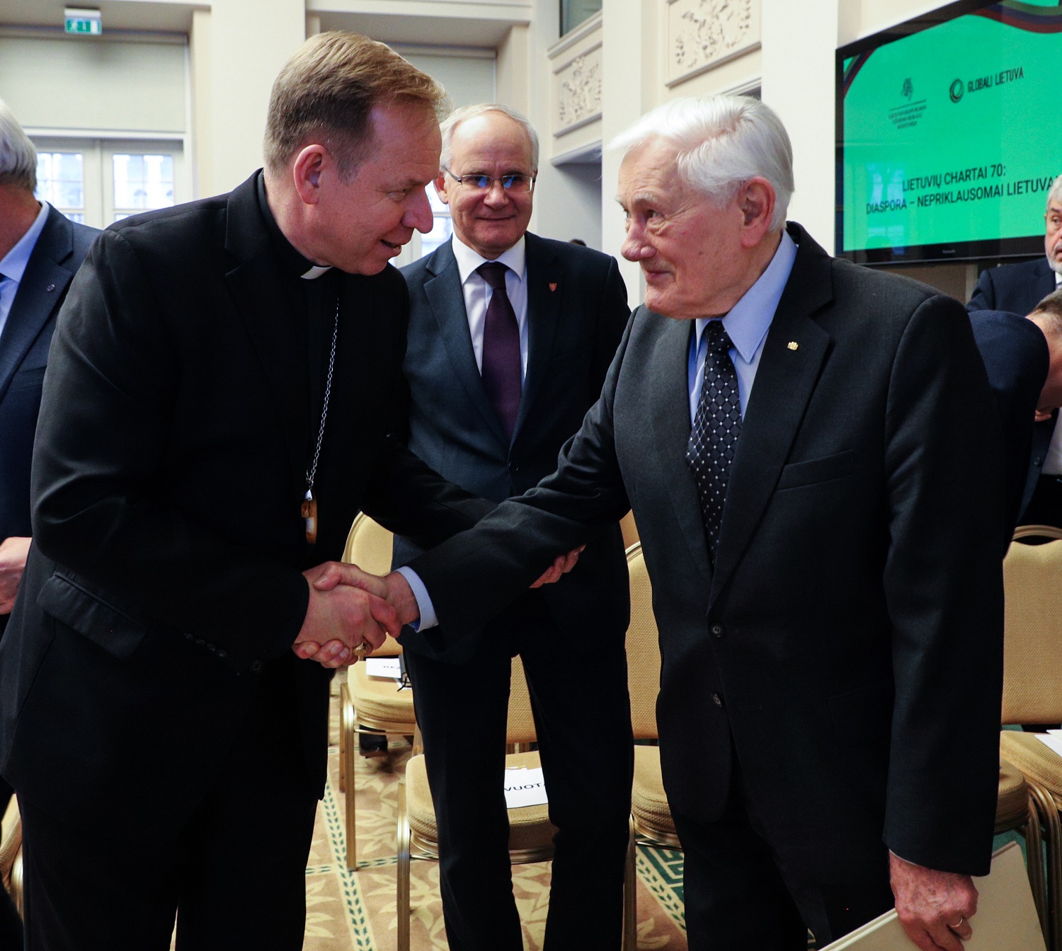 Už pasaulio lietuvių nuopelnus Lietuvai prezidentas V. Adamkus apdovanotas garbės ženklo Aukso Vyčiu