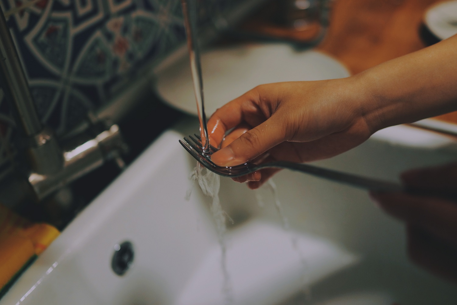 Kas indus plauna švariau: jūs ar indaplovė?