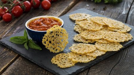 Parmezano sūrio traškučiai su „Marinara“ padažu (video)