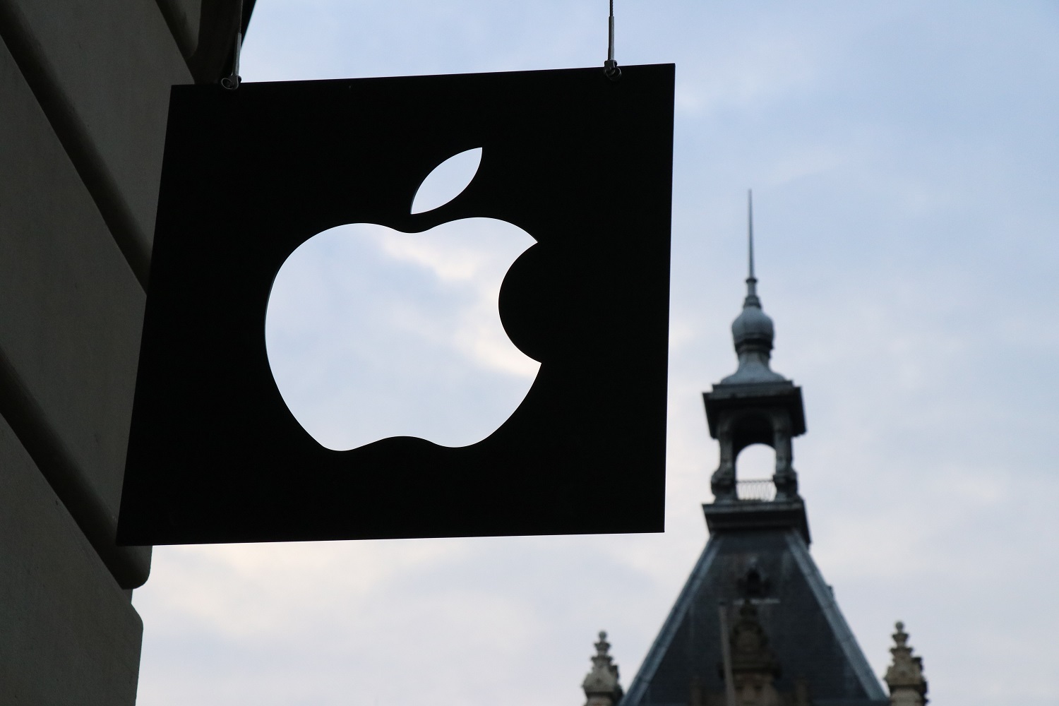 „Apple“ sumokės iki 500 mln. dolerių už tyčinį „iPhone“ lėtinimą „Apple“ sumokės iki 500 mln. dolerių už tyčinį „iPhone“ lėtinimą