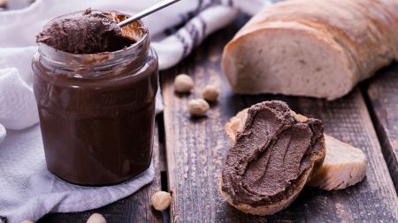 Namų gamybos „Nutella“ – šokoladinis lazdyno riešutų kremas (video)