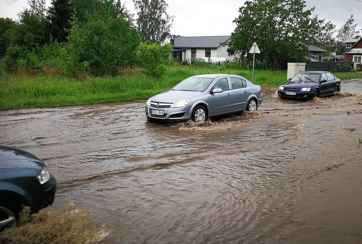 Kelininkai vairuotojus perspėja: dieną eismo sąlygas vėl sunkins škvalas