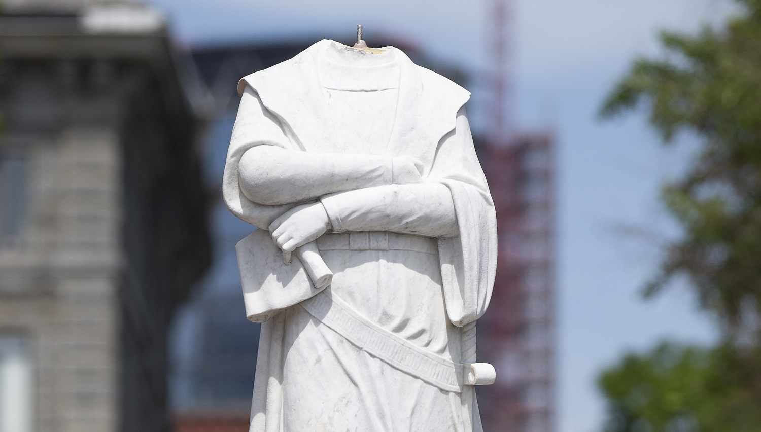 Bostone nupjauta Kristupo Kolumbo statulos galva