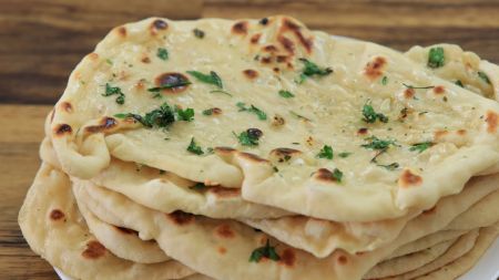 Indiška „Naan“ duonelė su česnakiniu sviestu (video)