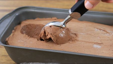 Šokoladiniai ledai vos iš trijų ingredientų (video)