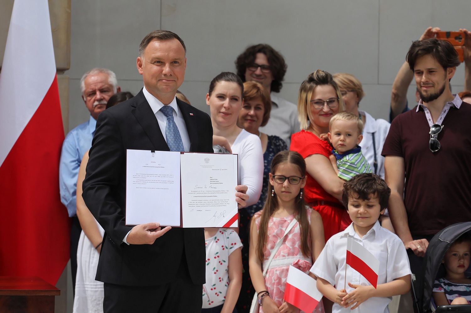 Lenkijos prezidentas A. Duda siūlo į Konstituciją įtraukti draudimą tos pačios lyties asmenų poroms įsivaikinti Lenkijos prezidentas A. Duda siūlo į Konstituciją įtraukti draudimą tos pačios lyties asmenų poroms įsivaikinti