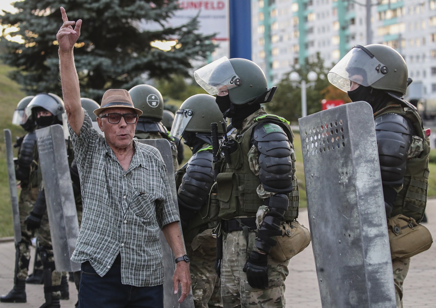 Baltarusijoje trečią naktį iš eilės tęsėsi protestai: milicija naudojo dar daugiau jėgos