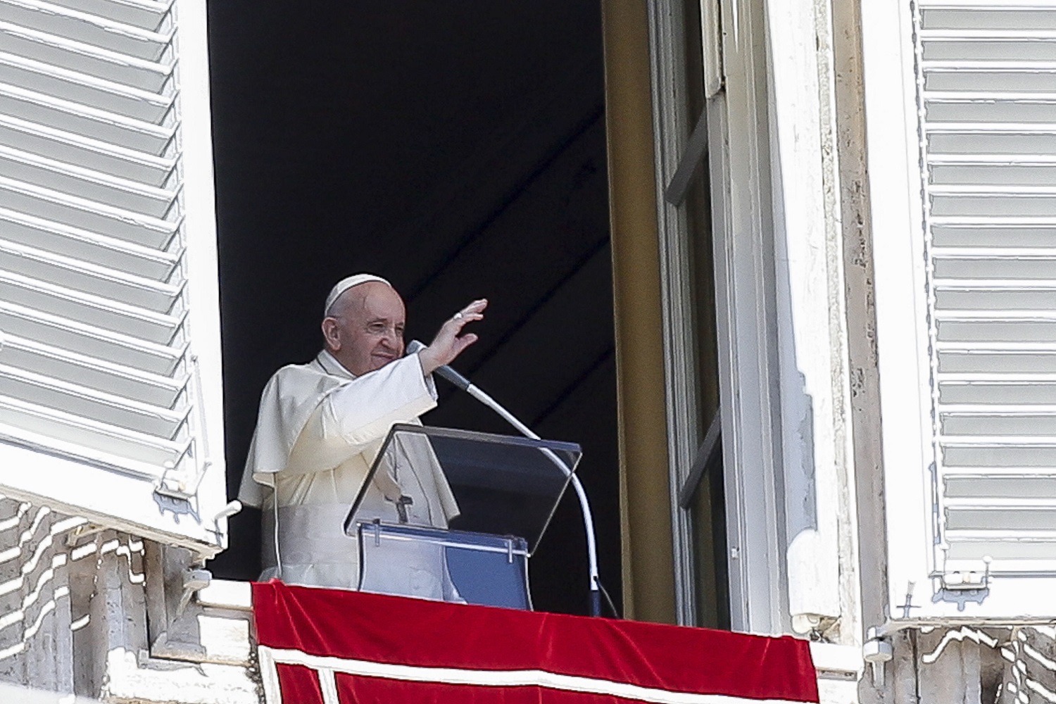 Popiežius: paskalos ir plepalai yra baisiau už COVID-19