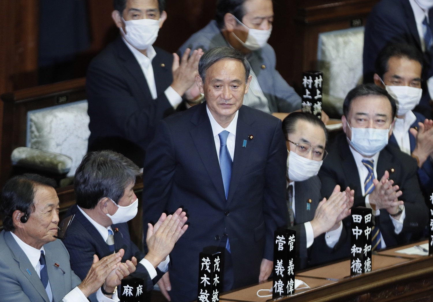 Japonijos parlamentas patvirtino Yoshihide Sugą naujuoju šalies premjeru