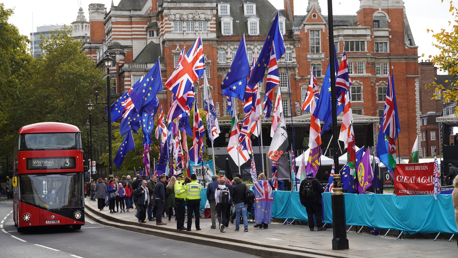 Tyrimas: „Brexit“ be susitarimo dėl prekybinių santykių su ES pakenktų britų ekonomikai labiau nei COVID-19 pandemija