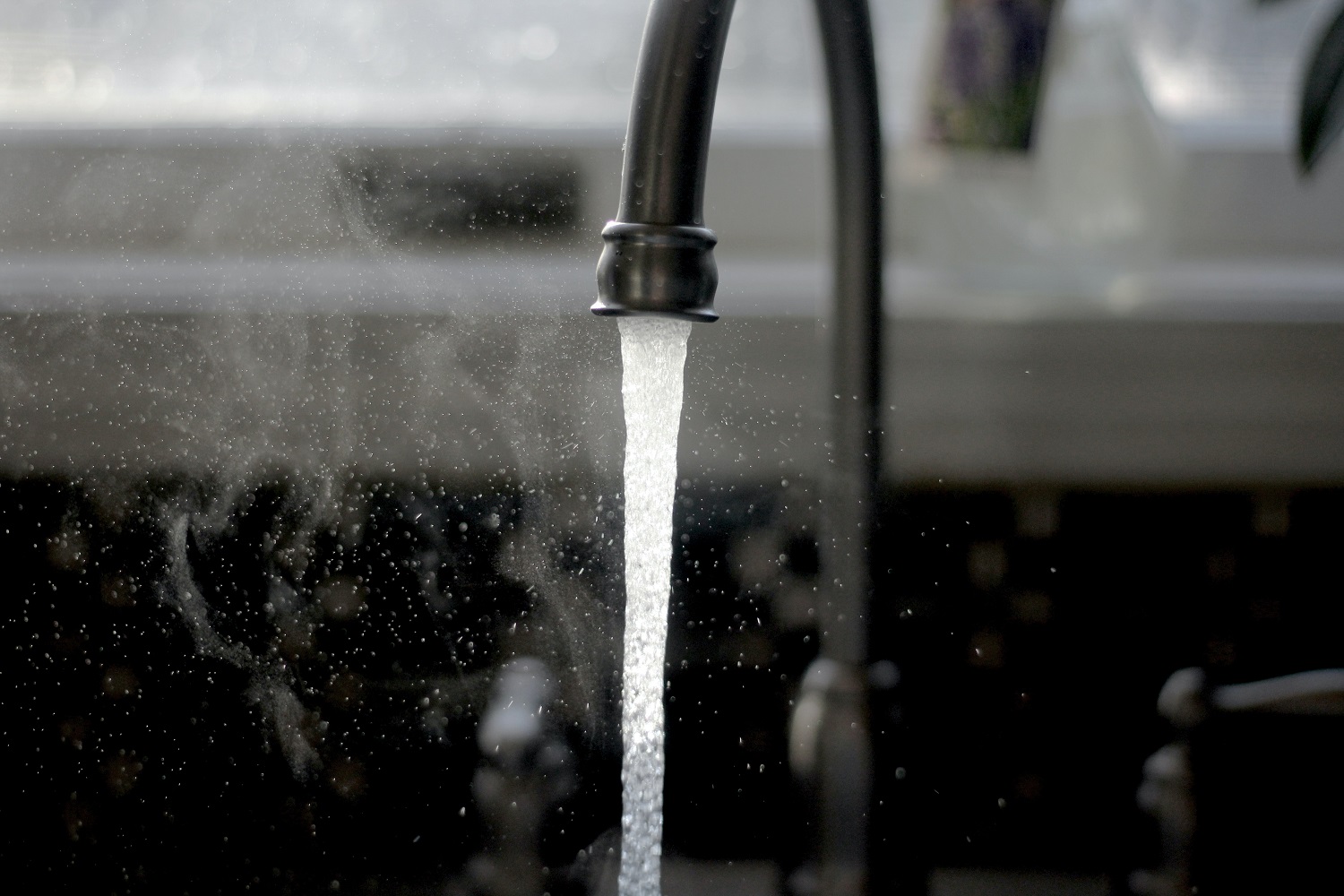 5 būdai, kaip leidžiant daugiau laiko namuose galima sutaupyti vandens