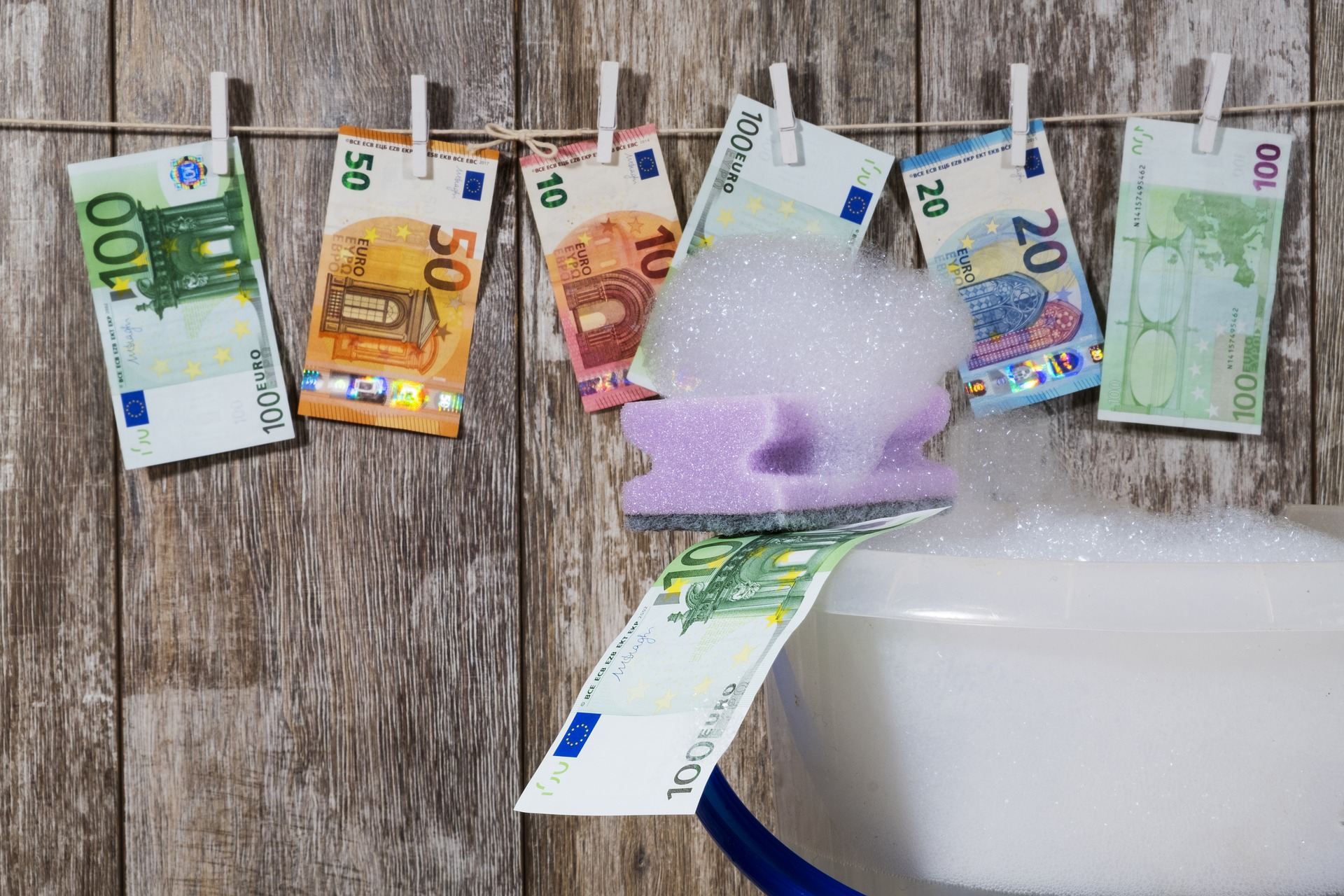Pinigų mulu gali tapti kiekvienas: pavojus gali slypėti ir darbo skelbime Pinigų mulu gali tapti kiekvienas: pavojus gali slypėti ir darbo skelbime