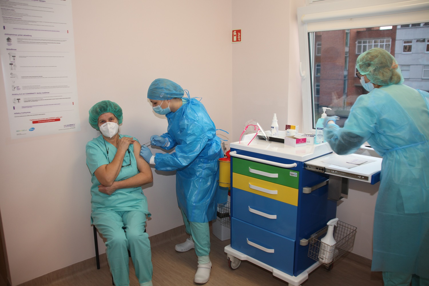 Pirmąją vakcinavimo dieną nuo koronaviruso paskiepyta 2270 Lietuvos medikų