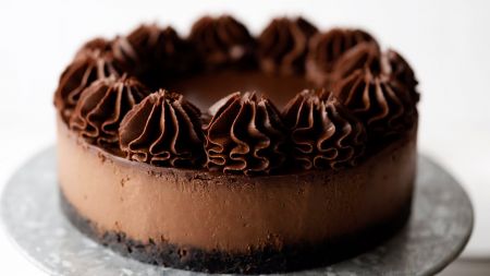 Smaližiaus svajonė – trijų skuoksnių šokoladinis tortas (video)