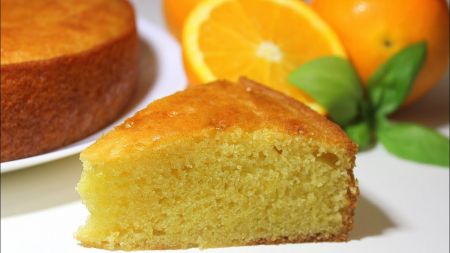 Gardus apelsininis pyragas vos iš kelių ingredientų (video)