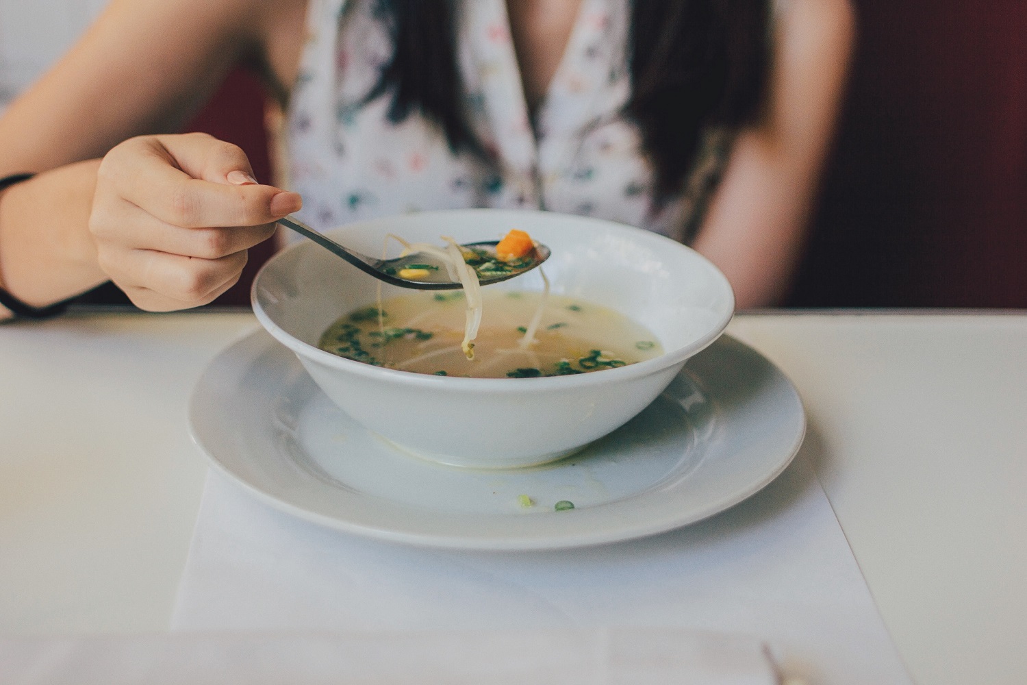 5 priežastys, kodėl spaudžiant šaltukui verta valgyti sriubas