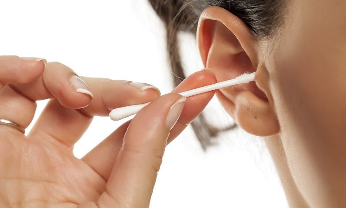 Gydytoja: ausų valymas vatos pagaliukais – nebūtinas ir gali sukelti nepageidaujamas pasekmes