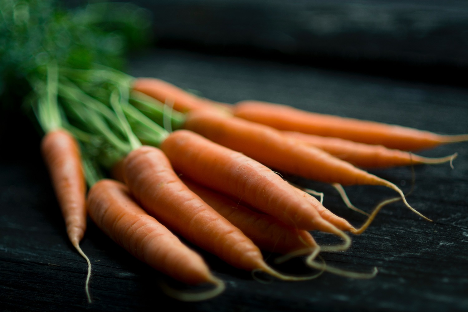 Šviežios morkos – ne tik regėjimui, bet ir organizmui stiprinti: įdomūs faktai ir pyrago receptas