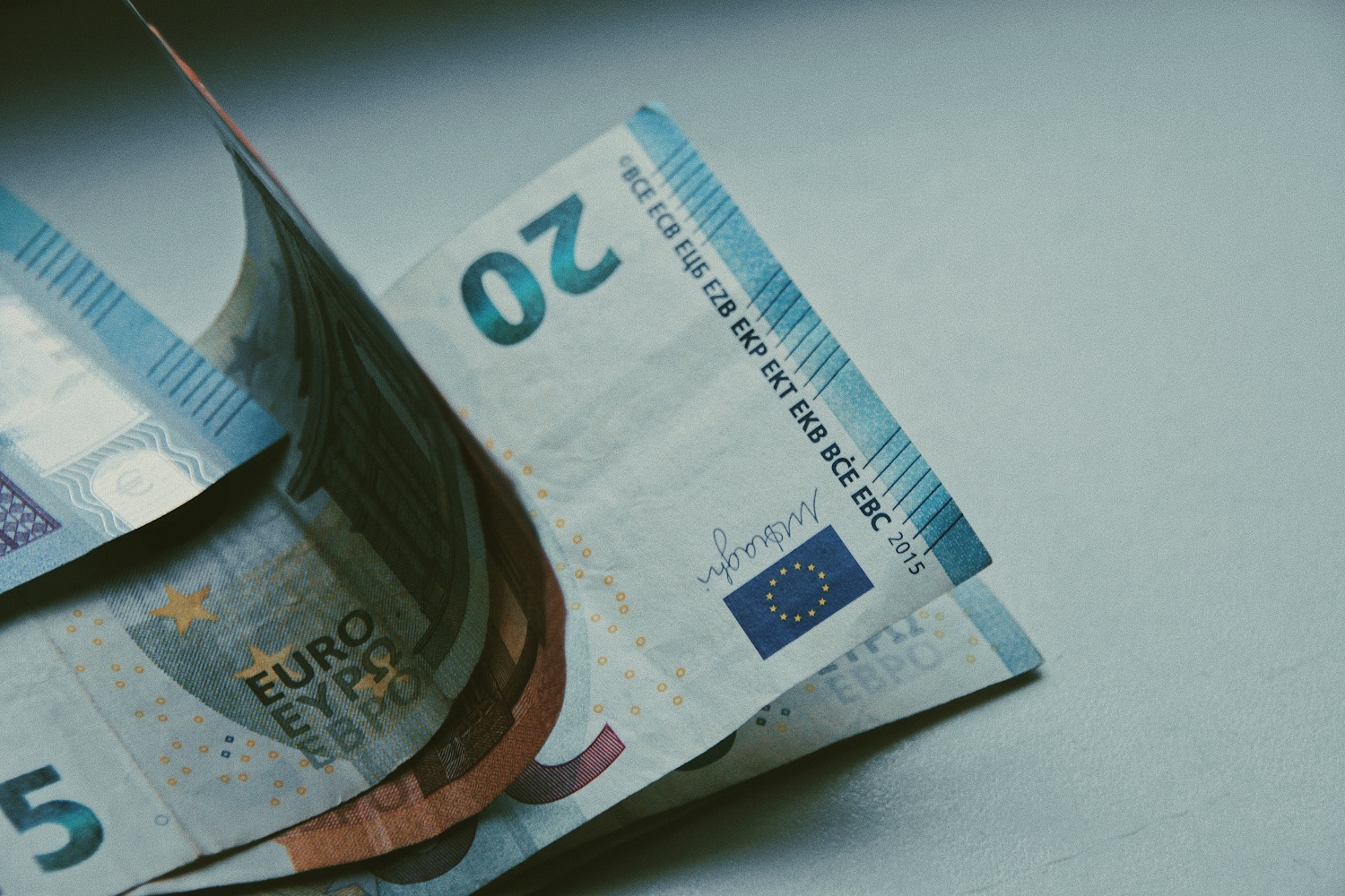 Lietuvos bankas suskaičiavo, kiek 2022 metais galėtų augti minimalus atlyginimas Lietuvos bankas suskaičiavo, kiek 2022 metais galėtų augti minimalus atlyginimas