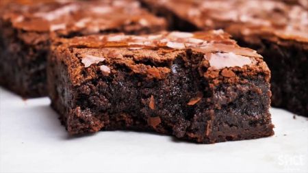 Šokoladinis braunis – tikras malonumas saldėsių mėgėjams (video)