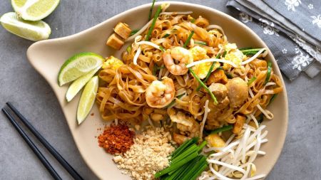 „Pad Thai“ – tailandietiški makaronai su vištiena ir krevetėmis (video)