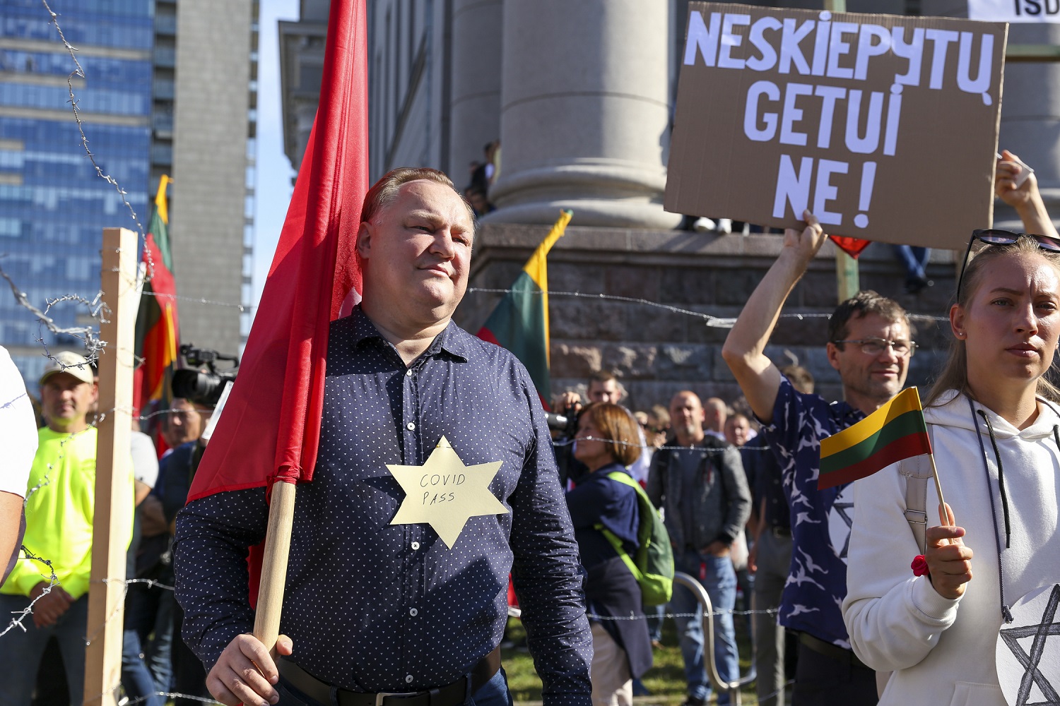 E. Zingeris: ar apsivilkę imituojančią mano motinos dėvėtą Štuthofo koncentracijos stovykloje aprangą jie gali tyčiotis iš holokausto?