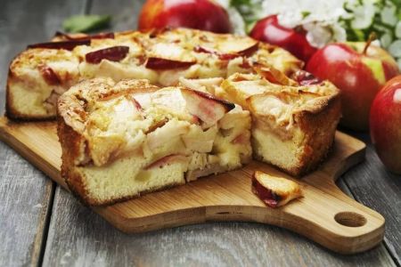 Burnoje tirpstantis obuolių pyragas (video)