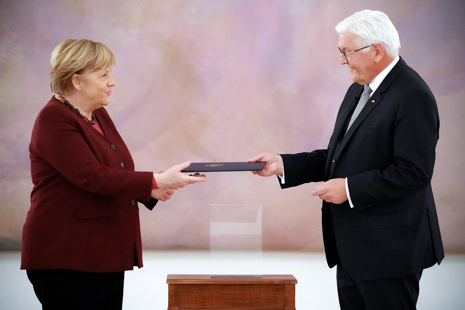 Vokietijos prezidentas atleido vyriausybę: baigėsi A. Merkel kadencija