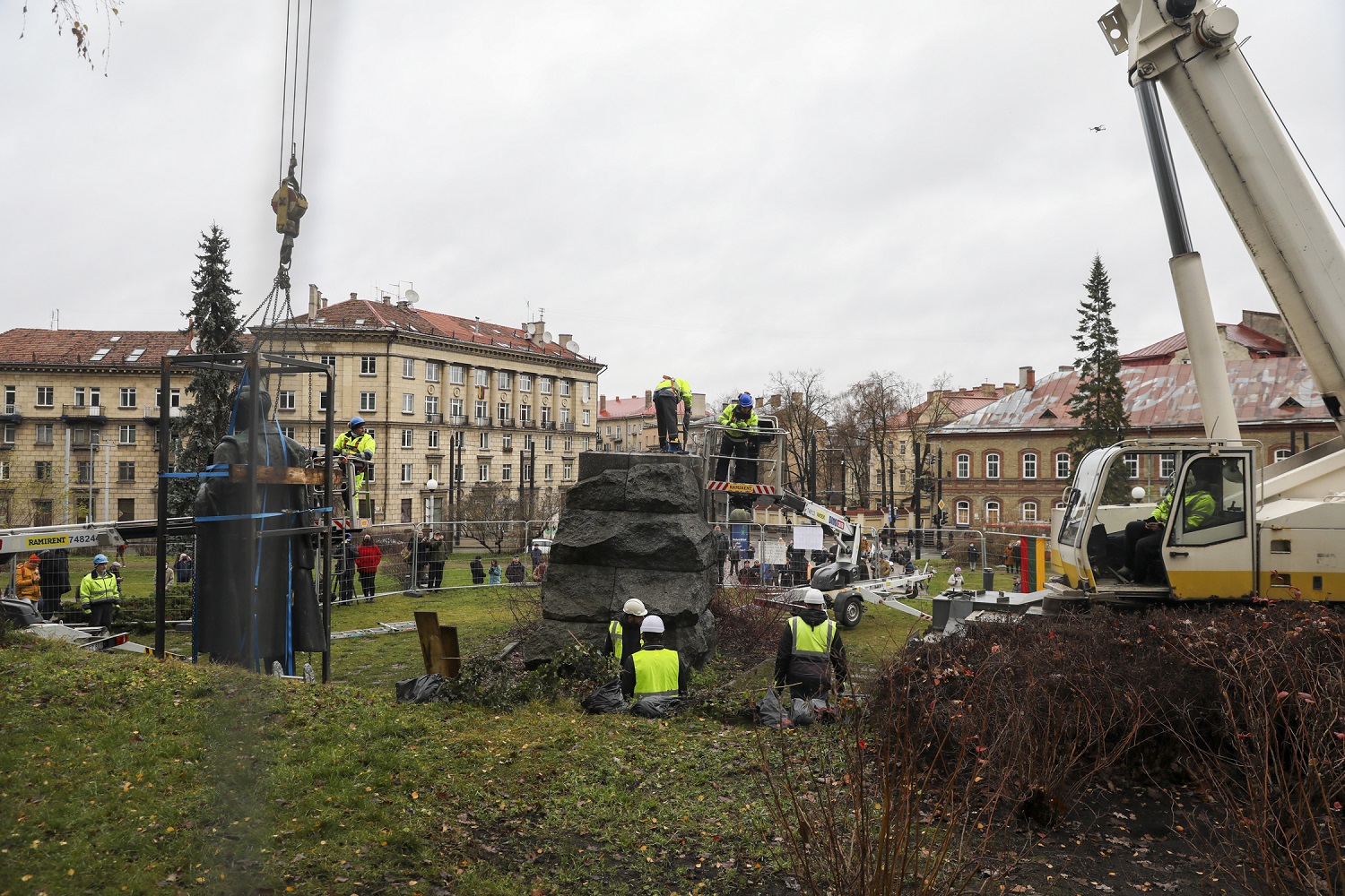 Sostinėje nebeliko diskusijas kėlusio P. Cvirkos paminklo; vicemeras: elgiamės ir teisingai, ir teisėtai