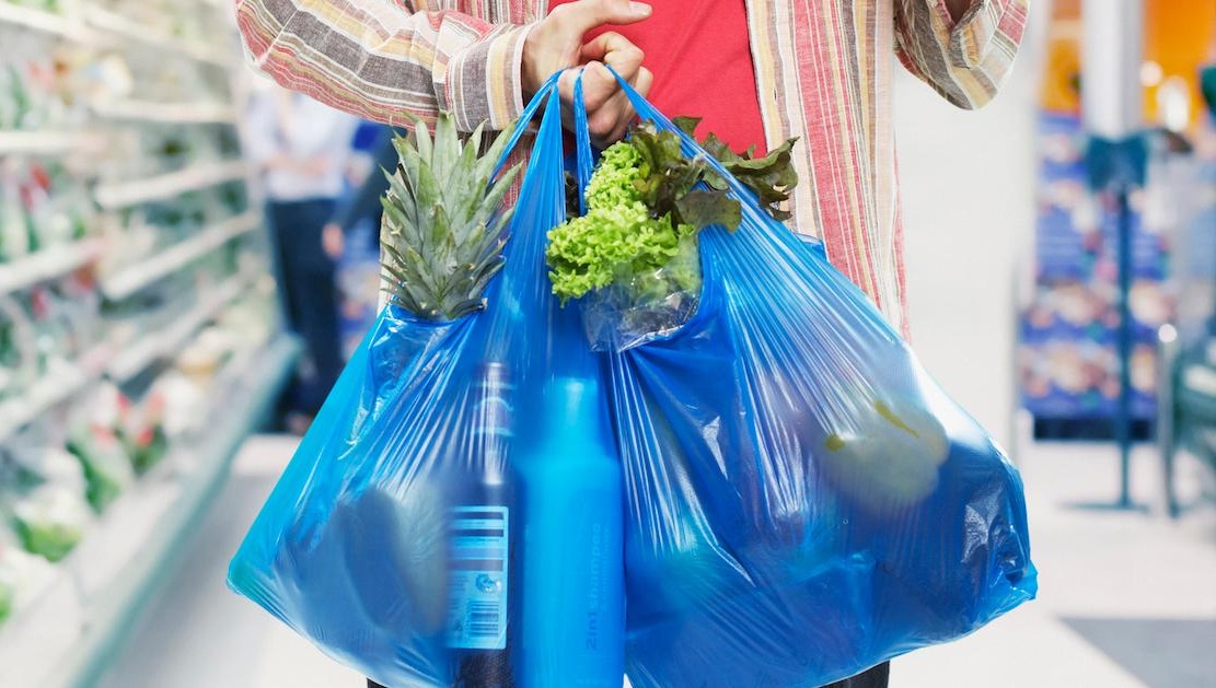 Siūloma uždrausti nemokamai dalinti parduotuvėse plastikinius pirkinių maišelius