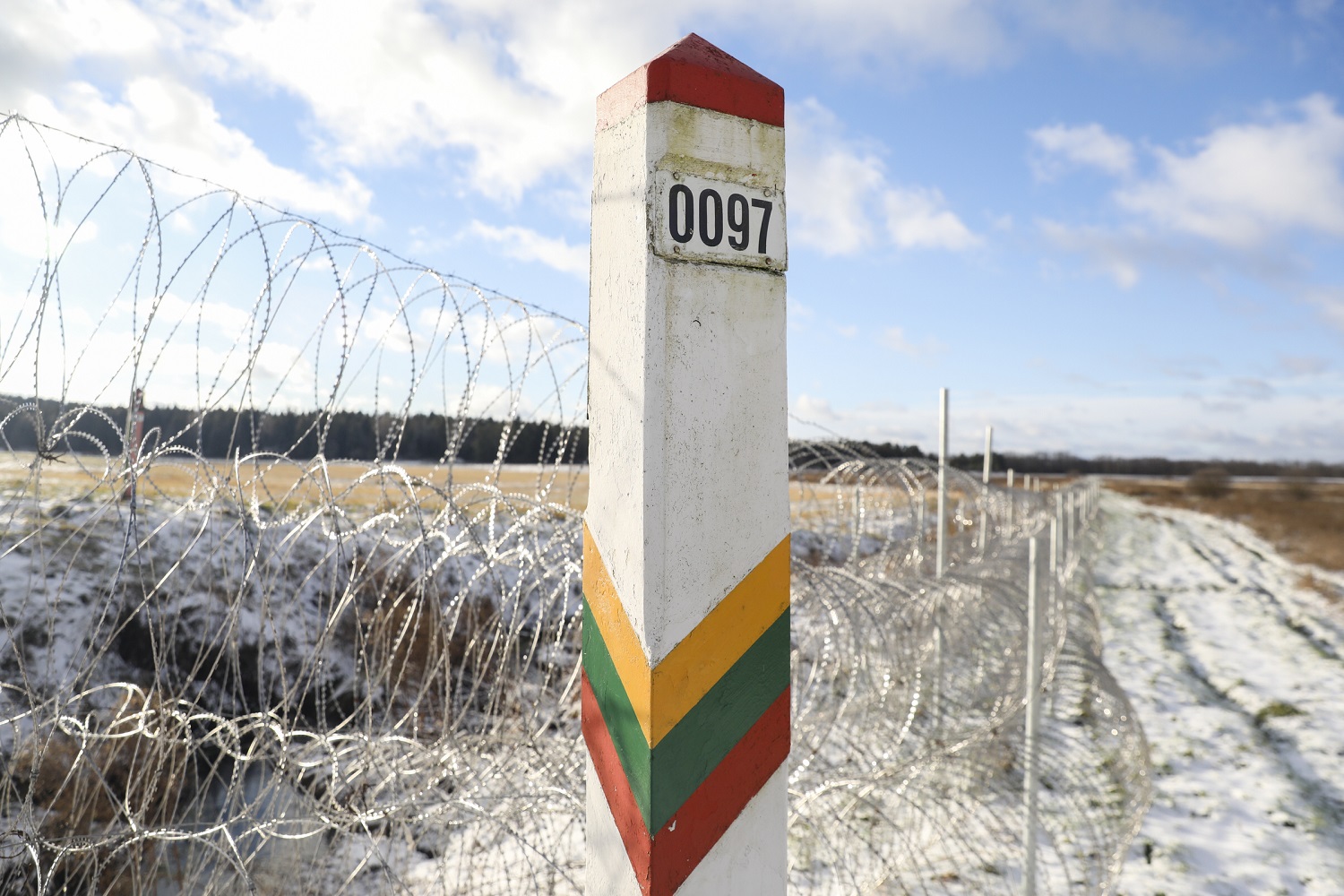 Savanoriškai išvykstantiems migrantams Lietuva mokės triskart daugiau: suma gali siekti ir 1000 eurų