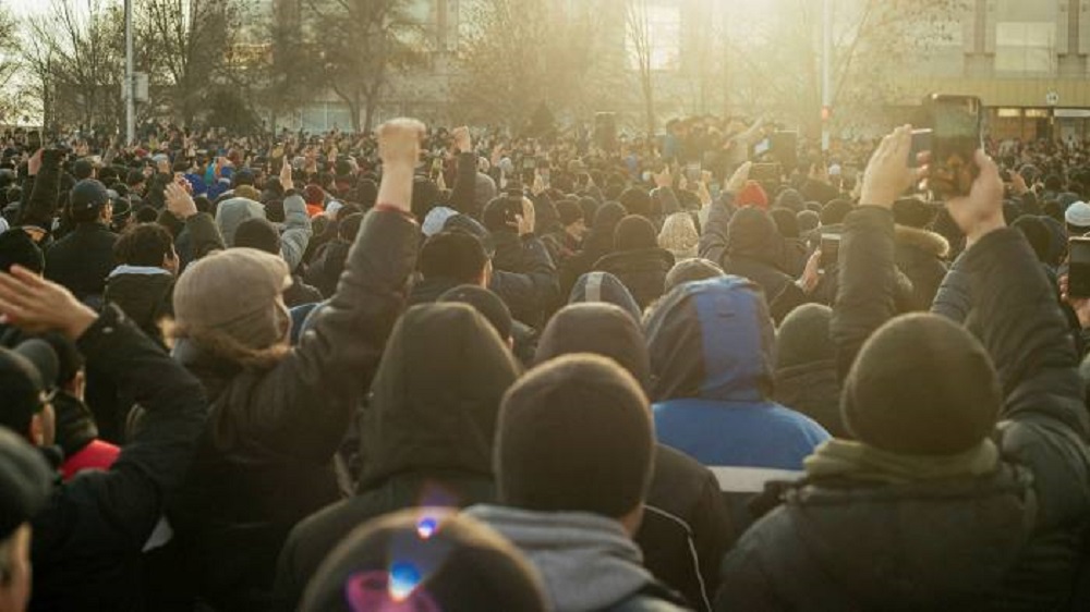 Kazachstaną krečia neramumai: gyventojai masiškai protestuoja dėl energijos kainų, atleistas ministrų kabinetas