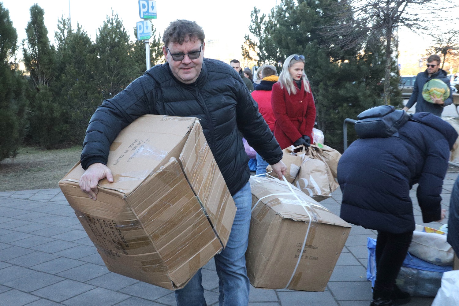 Stabdomas paramos rinkimas daiktais ir rūbais ukrainiečiams: vos per vieną dieną surinkta 30 vilkikų Stabdomas paramos rinkimas daiktais ir rūbais ukrainiečiams: vos per vieną dieną surinkta 30 vilkikų