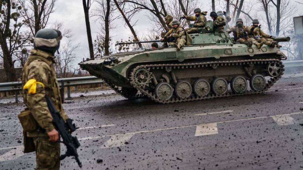 Pagal naują įstatymą Ukrainos civiliams leista šaudyti į priešo karius Pagal naują įstatymą Ukrainos civiliams leista šaudyti į priešo karius