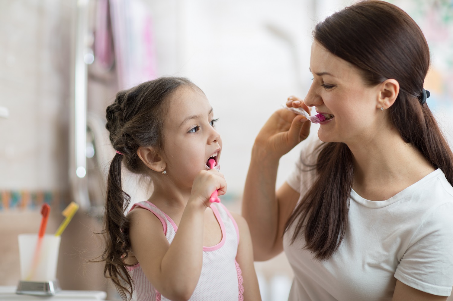Tėvų klaidos vaikams kainuoja sveikus dantis: šiais mitais vadovaujasi daugelis
